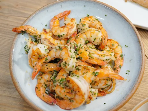 Langostinos al ajillo y cebollino de Tom Kerridge
