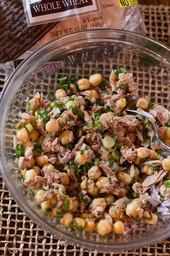Sándwich de ensalada de atún y garbanzos