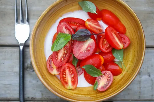 Ensalada de tomate y albahaca