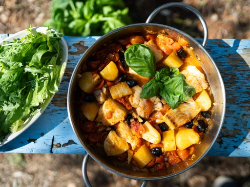 Bacalao con tomate y aceitunas de Sophie Grigson