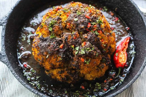 Coliflor entera asada al estilo jerk