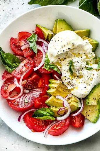 Ensalada de burrata y tomate con aguacate