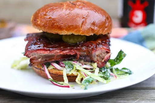 Sándwich de costilla ahumada
