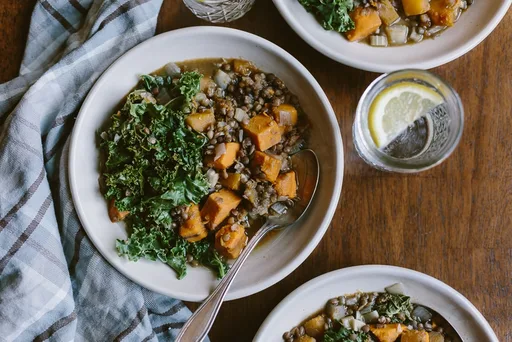 Estofado de lentejas y calabaza butternut en olla de cocción lenta