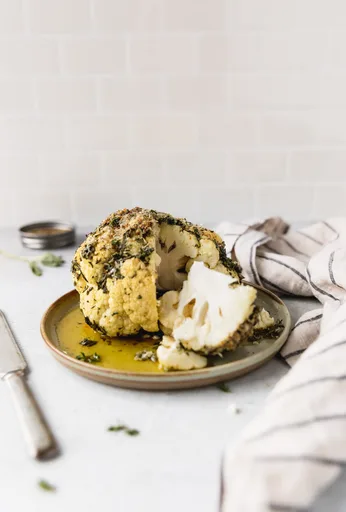 Coliflor entera asada con mantequilla de hierbas frescas
