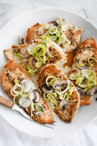Pechugas de pollo con champiñones y puerros en 30 minutos