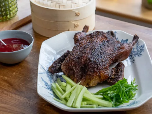 Pato asado a las cinco especias con salsa de ciruela de Tom Kerridge