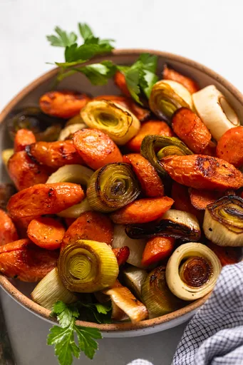 Puerros y Zanahorias Asados al Horno en Bandeja