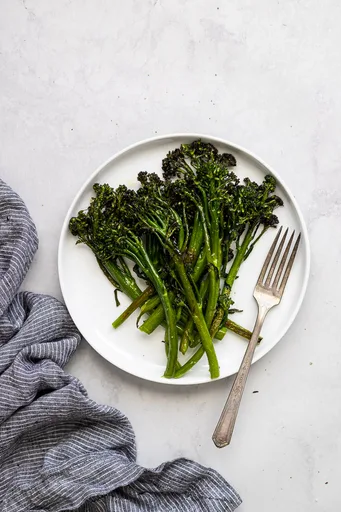 Broccolini asado a la sartén perfecto