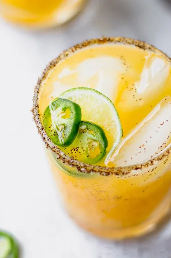 Margarita picante de mango con hielo