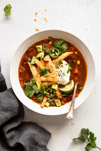 Sopa vegetariana de tortilla en 30 minutos