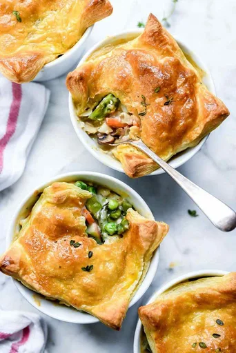 Pastel de pollo con costra de hojaldre