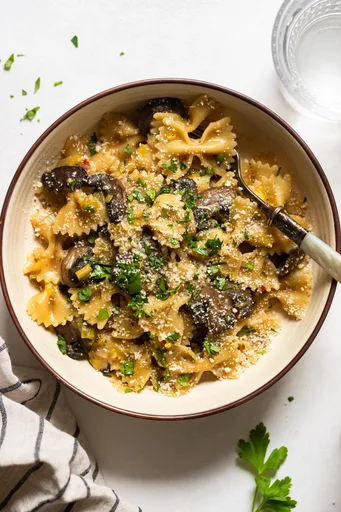 Pasta con setas y puerros salteados en un solo recipiente