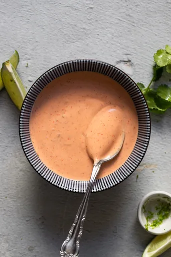 Salsa alioli de sriracha rápida (con mayonesa)