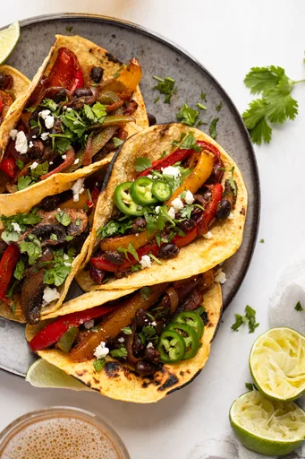Fajitas vegetarianas al horno con frijoles negros y champiñones