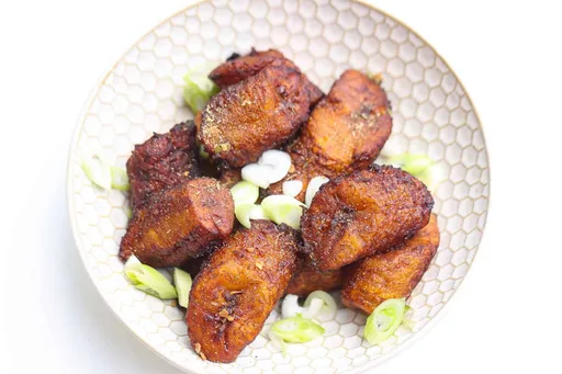 Plátanos maduros fritos al estilo caribeño con glaseado de guayaba