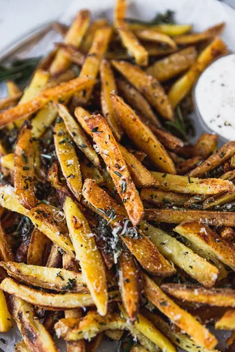 Patatas fritas crujientes al horno con romero, ajo y parmesano