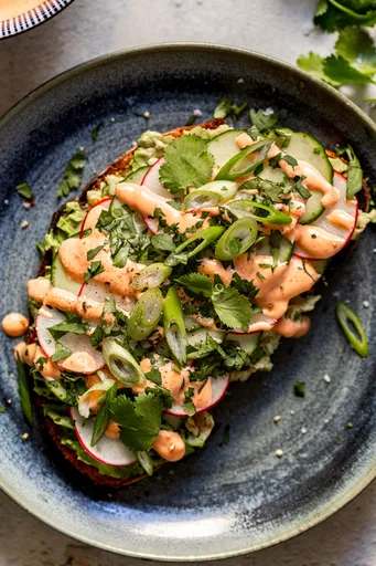 La mejor tostada de aguacate con alioli de Sriracha