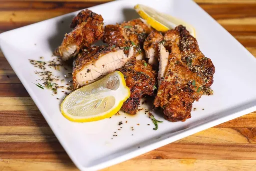 Muslos de pollo al limón y pimienta en freidora de aire