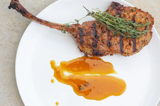 Chuletas de cerdo tomahawk a la parrilla