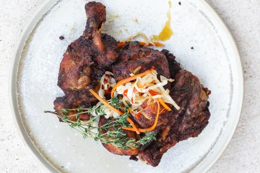 Pollo frito haitiano con plátanos
