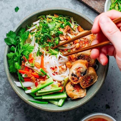 Bún Chả Giò Vegano (Fideos Vietnamitas con Rollitos de Primavera)