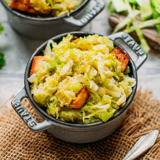 Col estofada con tofu ahumado