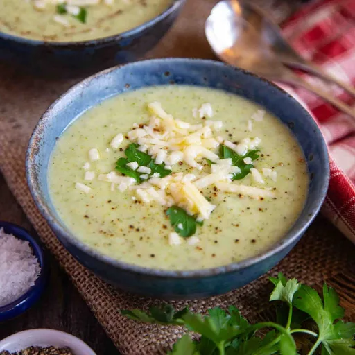 Sopa de brócoli y cheddar