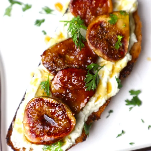 Tostadas de queso e higos frescos asados