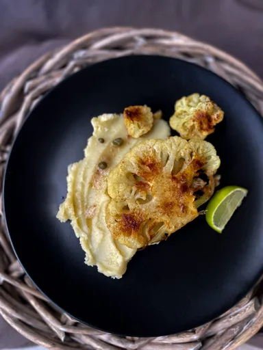 Coliflor a la plancha con pimentón y mantequilla de alcaparras y anchoas
