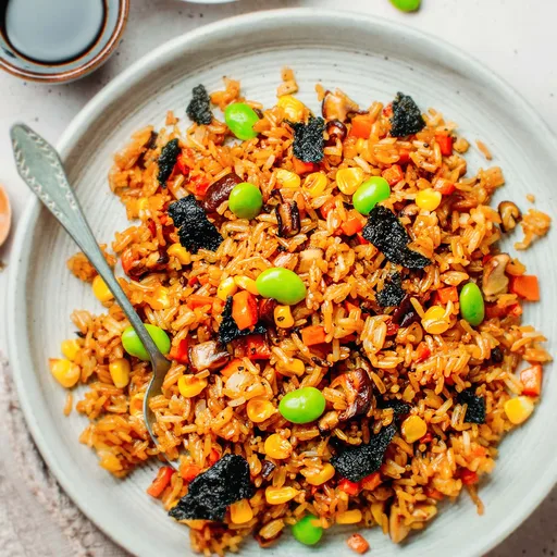 Arroz frito con algas y edamame