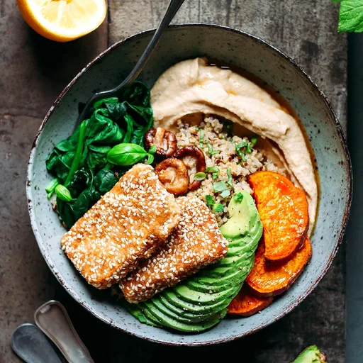 Bol budista de tofu al hoisin con costra de sésamo