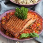 Salmón a la plancha con salsa de tomate y albahaca