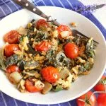 Hojas de mostaza encurtidas salteadas con tomates y huevo