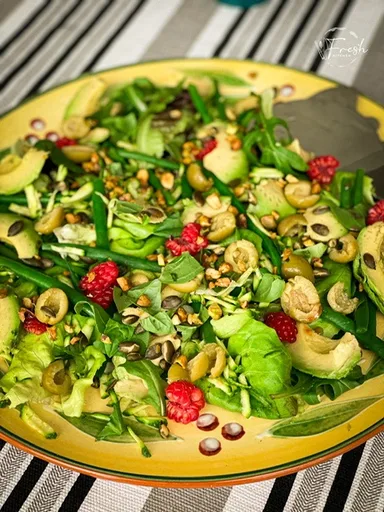 Salat zum Anrichten auf einer Platte
