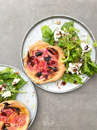 Mini quiches de remolacha y cebolla caramelizada