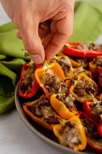 Mini pimientos rellenos al estilo Philly cheesesteak