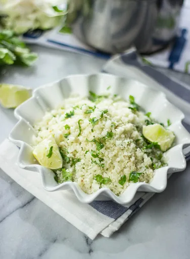 "Arroz" de coliflor al cilantro y lima (bajo en carbohidratos, saludable, rápido)