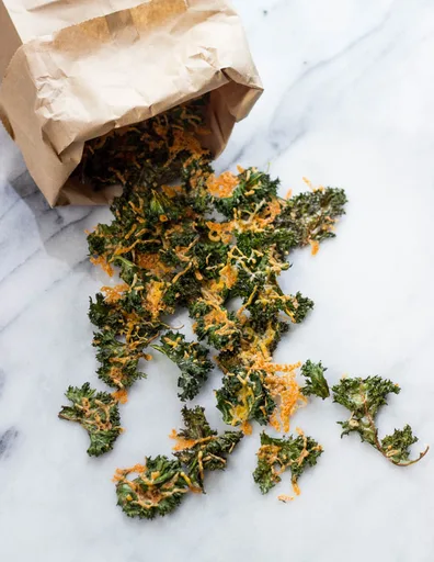 Chips de Col Rizada al Horno con Cheddar