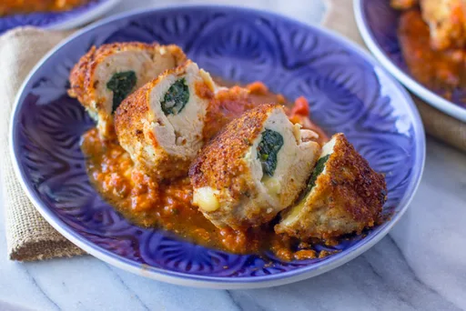 Pechugas de pollo empanadas rellenas de espinacas y queso