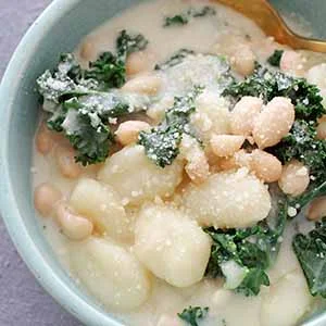 Gnocchi cremosi al parmigiano e aglio con fagioli bianchi e cavolo riccio in un’unica pentola