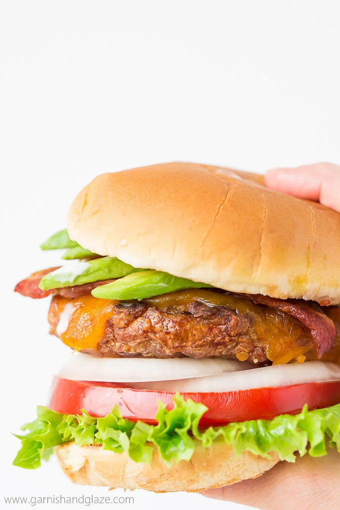 Hamburguesas de cheddar, bacon y aguacate