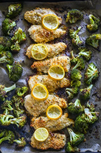 Pollo al limone e parmigiano con broccoli in una sola padella, in 20 minuti