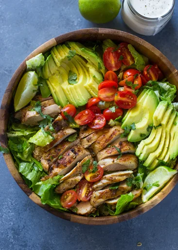 Ensalada de pollo y aguacate con aderezo cremoso ligero