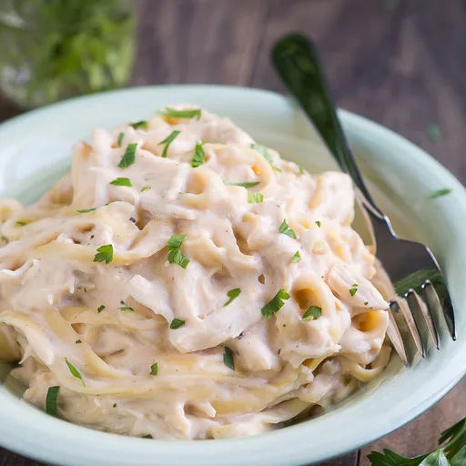 Pasta con pollo, queso y salsa ranchera