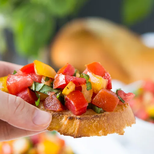 Bruschetta de tomate y albahaca