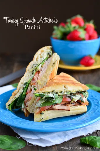 Panini de pavo, espinacas y alcachofas