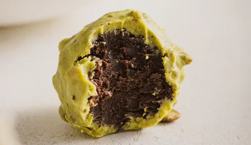 Brownie tipo ferrero bañado en crema de pistacho