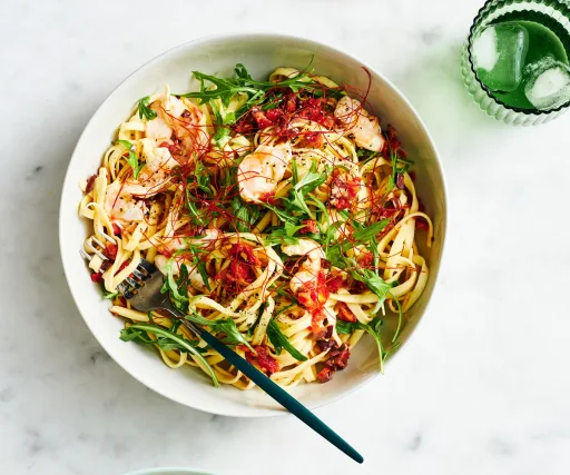 Linguine con langostinos, tomates semicurados y aceitunas