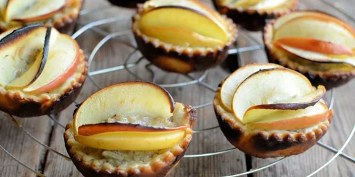Empanadas de salchicha y manzana